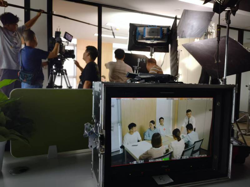 铁东区TVC拍摄公司：科技产品视觉化大师，诠释未来感与功能美学